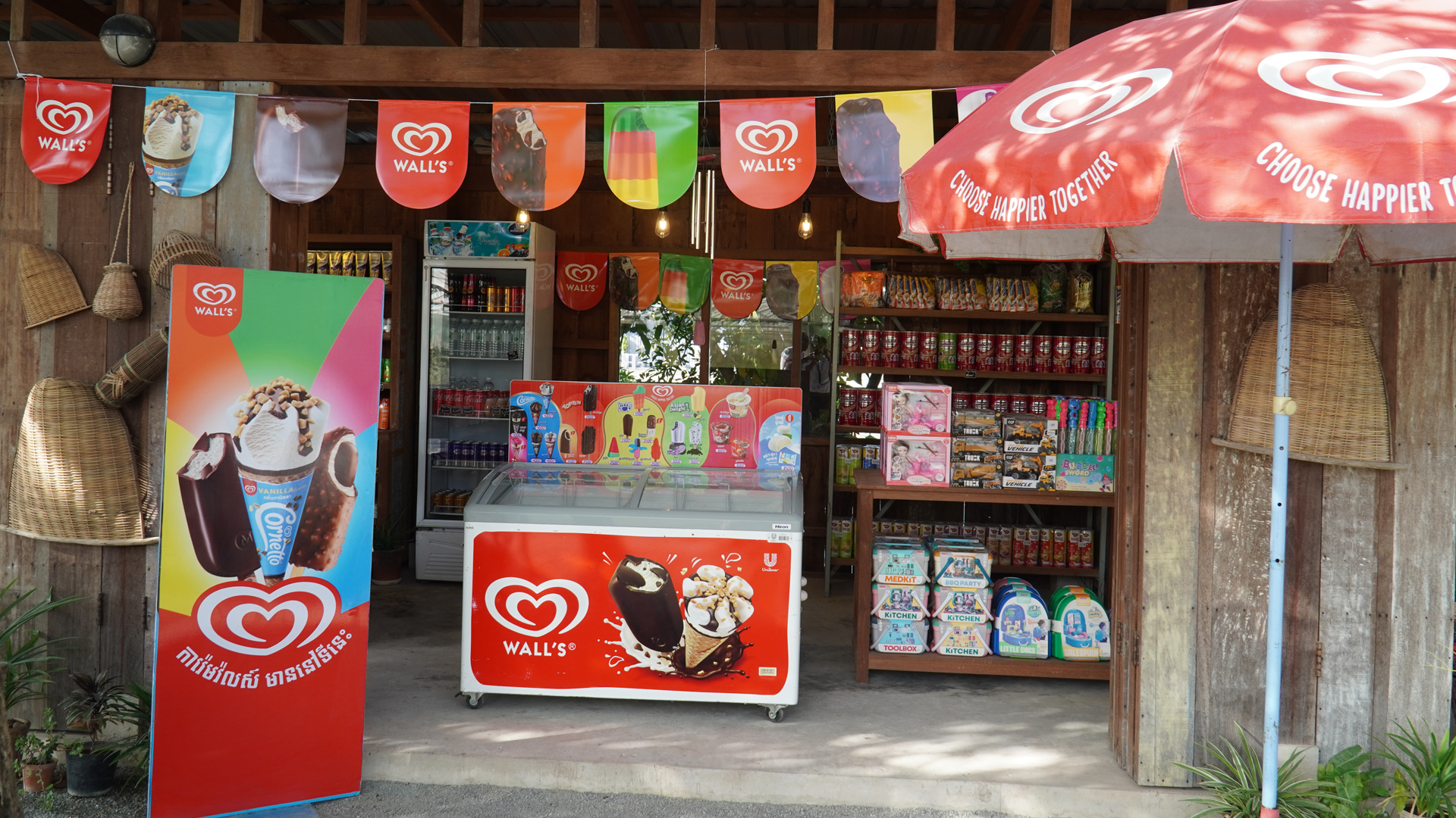 Magasin avec les enseignes de glaces Wall's présentant les meilleures ventes avec un congélateur à glaces en vitrine